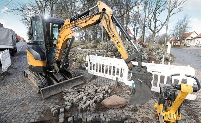Why Are Compact Excavators Gaining Popularity in Landscaping? 1 1