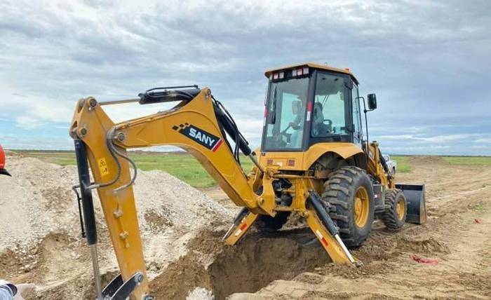 How to Maximize Fuel Efficiency When Operating a Backhoe Loader 1