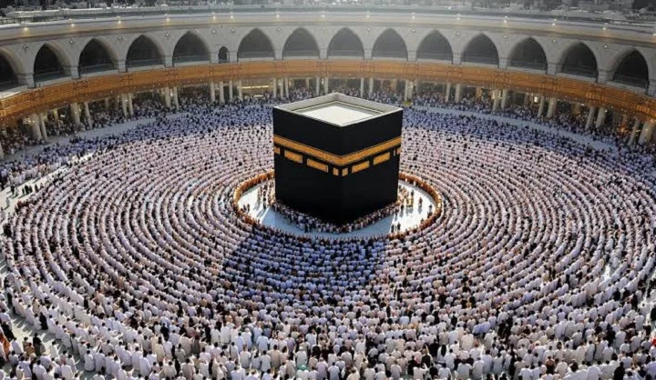 True Story of Black Stone in Mecca: Hajar al-Aswad Ki Asli Kahani true story of black stone in mecca 1